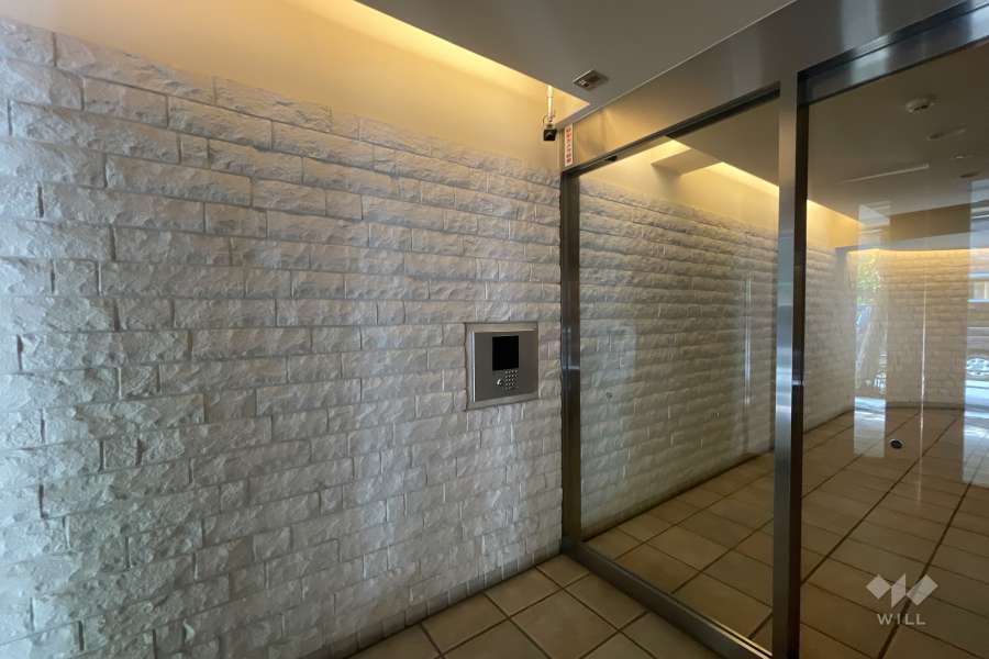 エントランスはオートロック付きです。