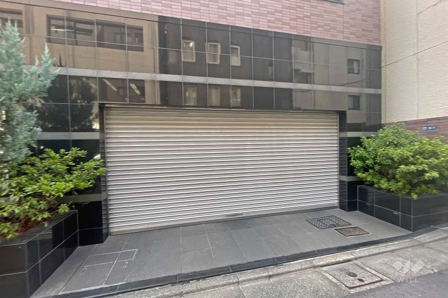 駐車場の出入り口（シャッター付き）