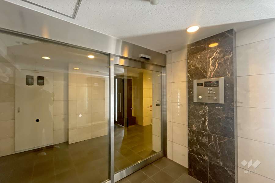 エントランスはオートロック付きです。