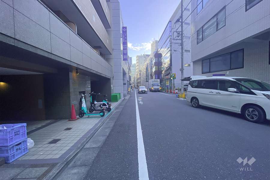 敷地西側の前面道路（北側から）