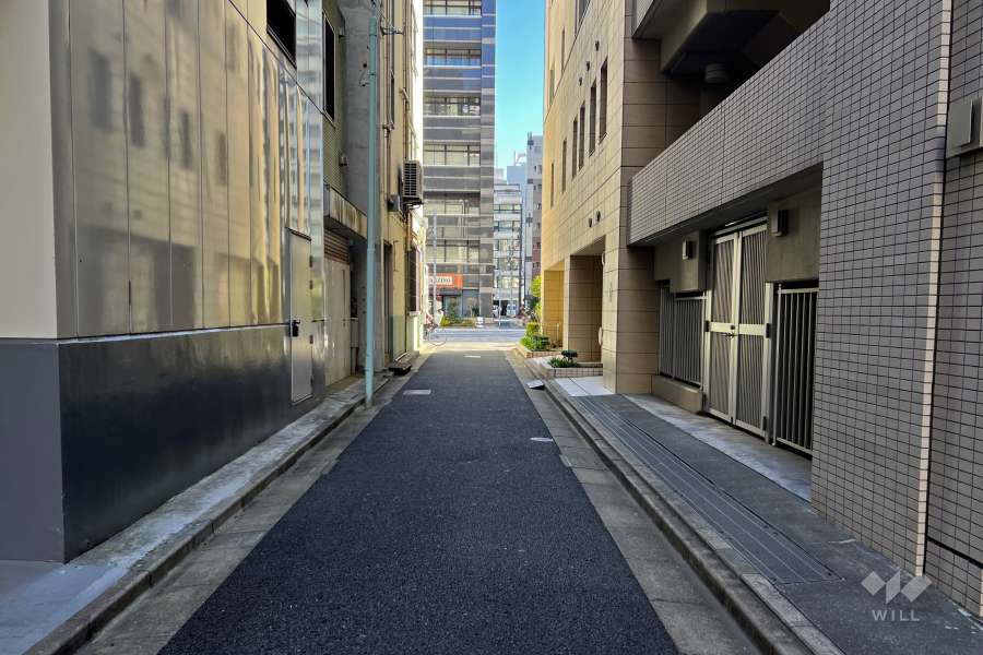 敷地北東側の前面道路（北西側から）