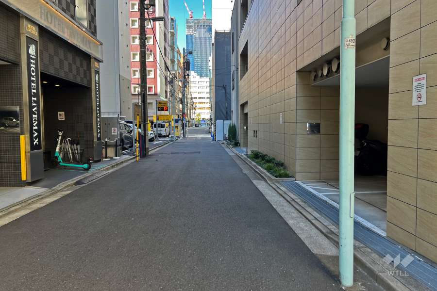 敷地南西側の前面道路（南東側から）