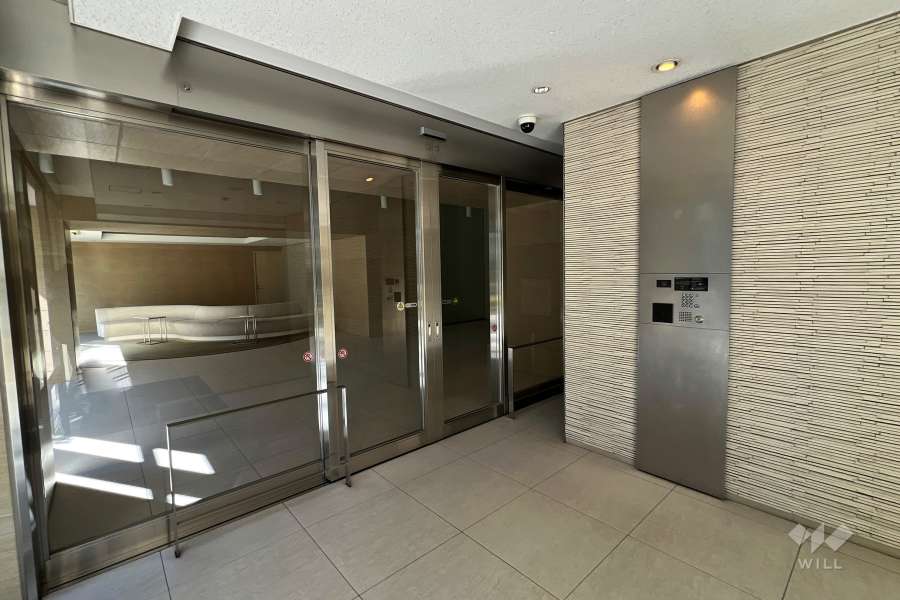 エントランスはオートロック付きです。