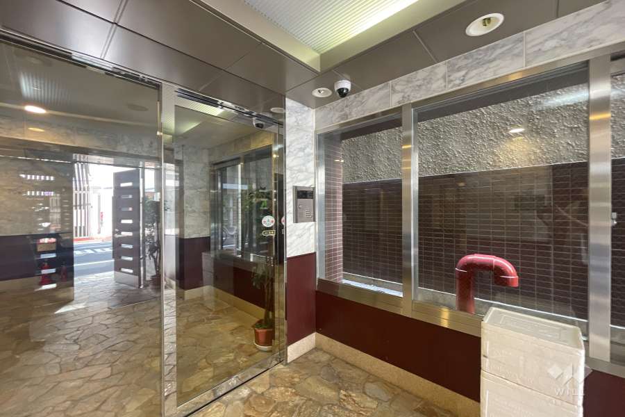 エントランスはオートロック付きです。-