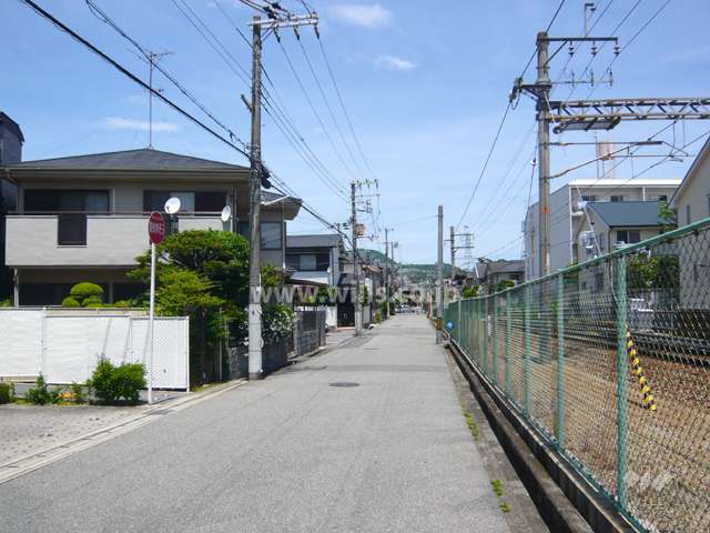 周辺の街並み。敷地の東側を阪急甲陽線が走っています。