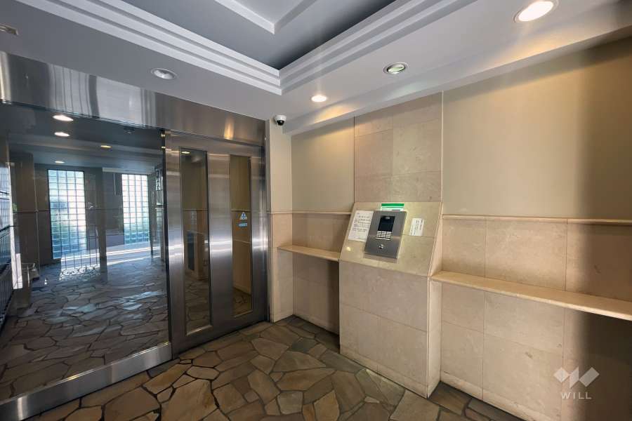 エントランスはオートロック付きです。