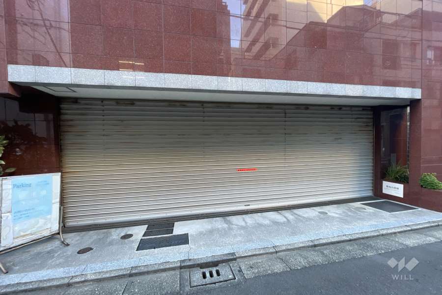 駐車場出入口（シャッター付き）