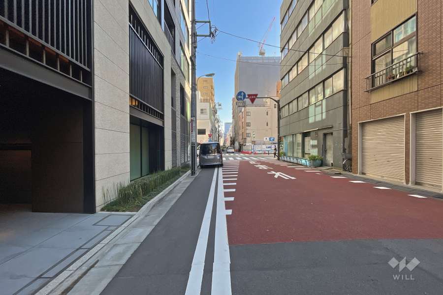 敷地西側の前面道路（北側から）