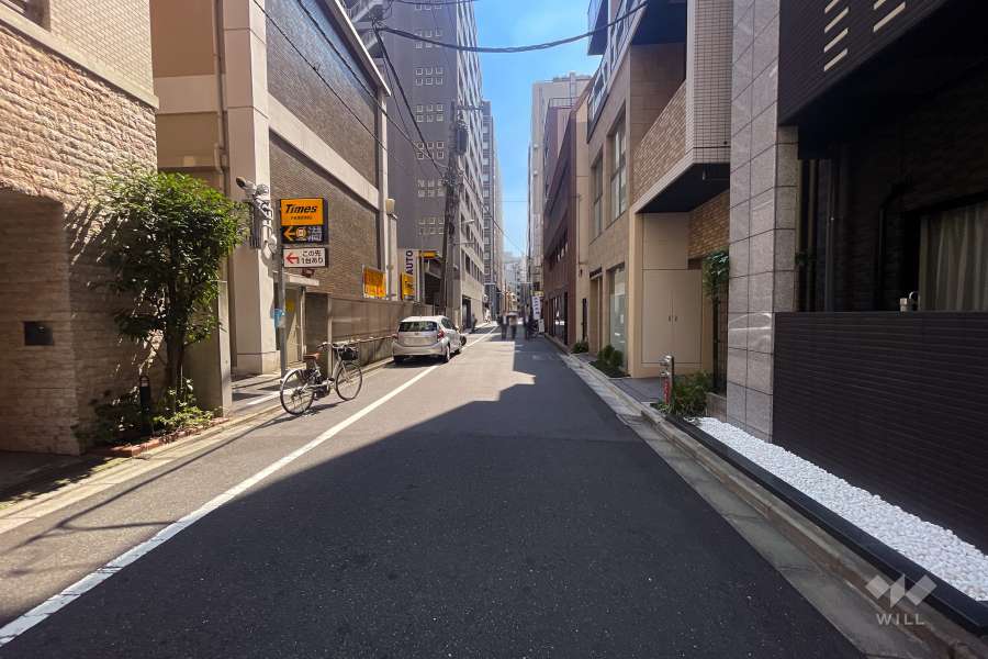 敷地北東側の前面道路（北西側から）