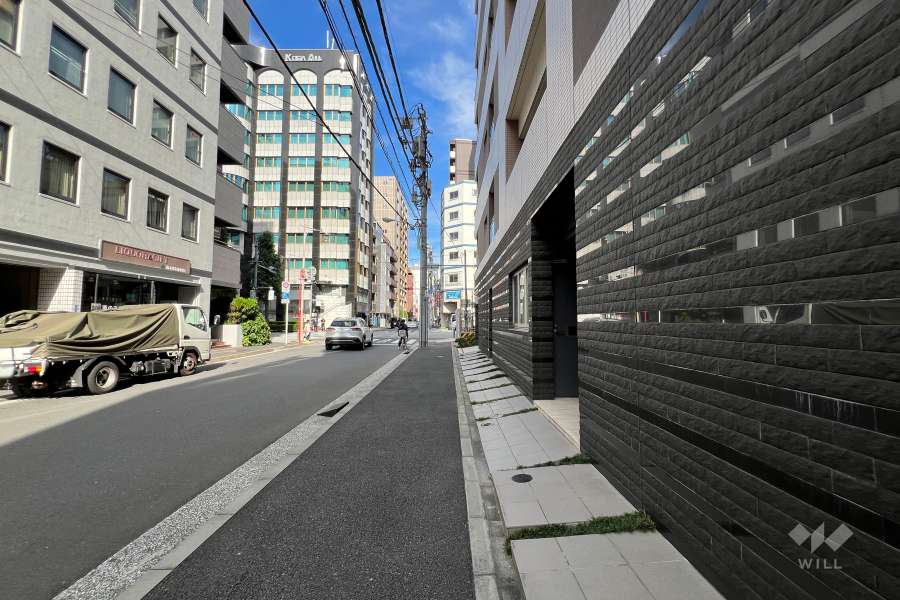 敷地の北側前面道路（西側から）