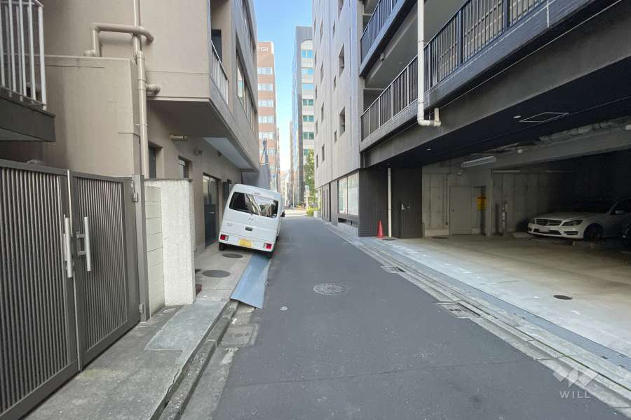 敷地北側の前面道路（西側から）