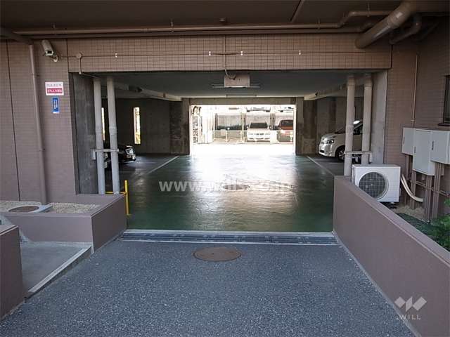 駐車場入り口。屋内と屋外があります。