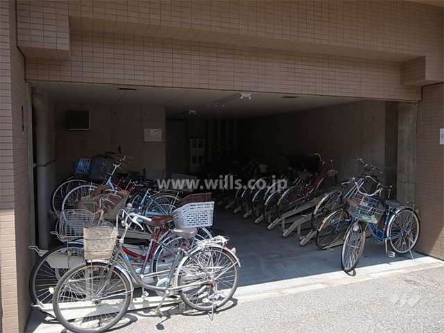 建物1階部分にある駐輪場
