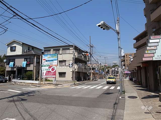 敷地の西側は信号のあるT時路（バス通り）に面しています。