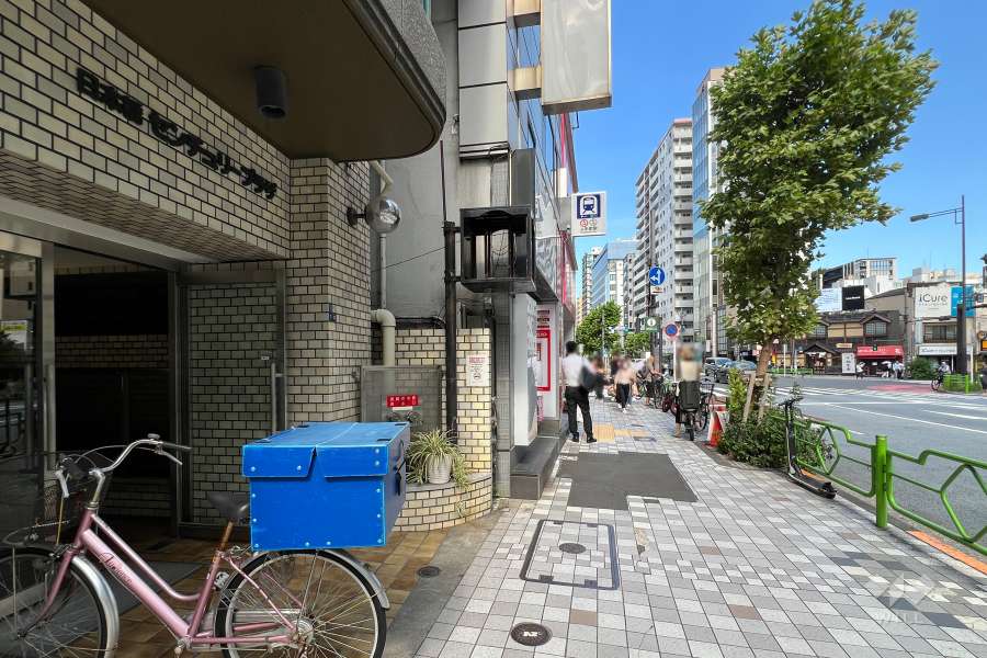 敷地の南側前面道路（西側から）