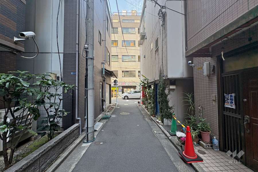 敷地北東側の前面道路（南東側から）