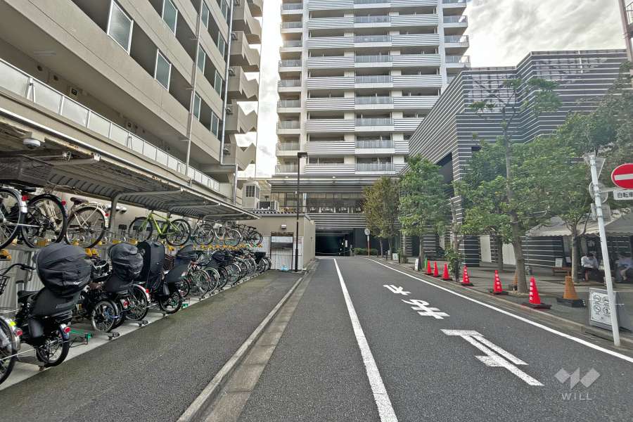 敷地の北西側前面道路（北東側から）