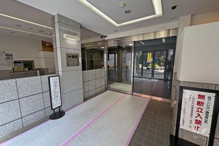 エントランスはオートロック付きです。