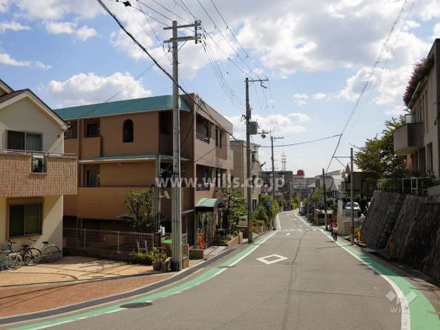 周辺はニテコ池に近い閑静な住宅地です。