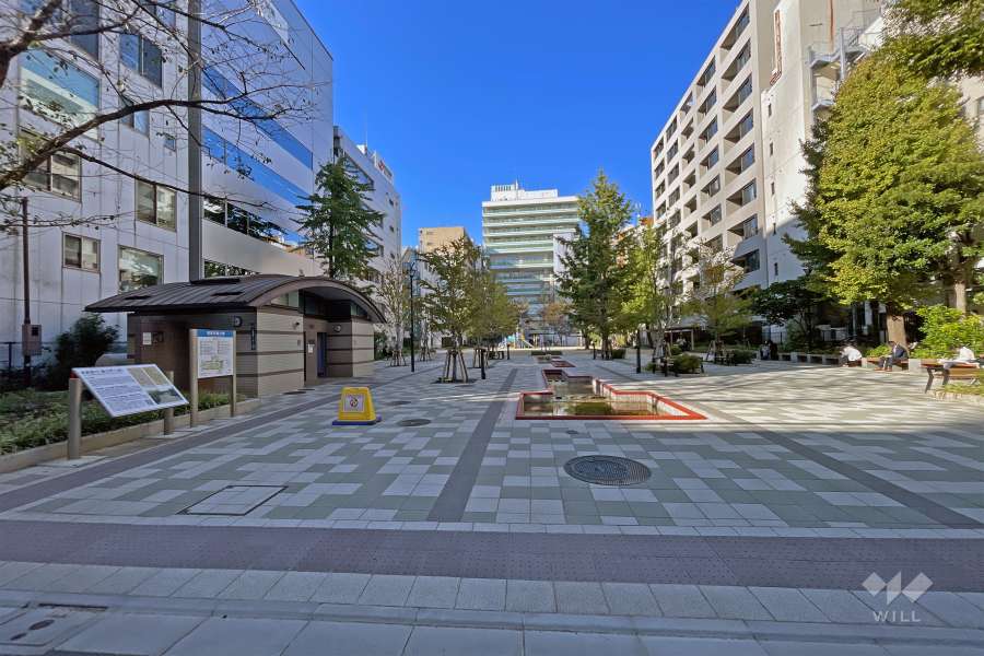 敷地に隣接した『中央区立堀留児童公園』