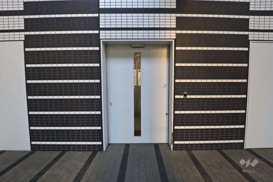 屋内に設けられた駐輪場の出入り口