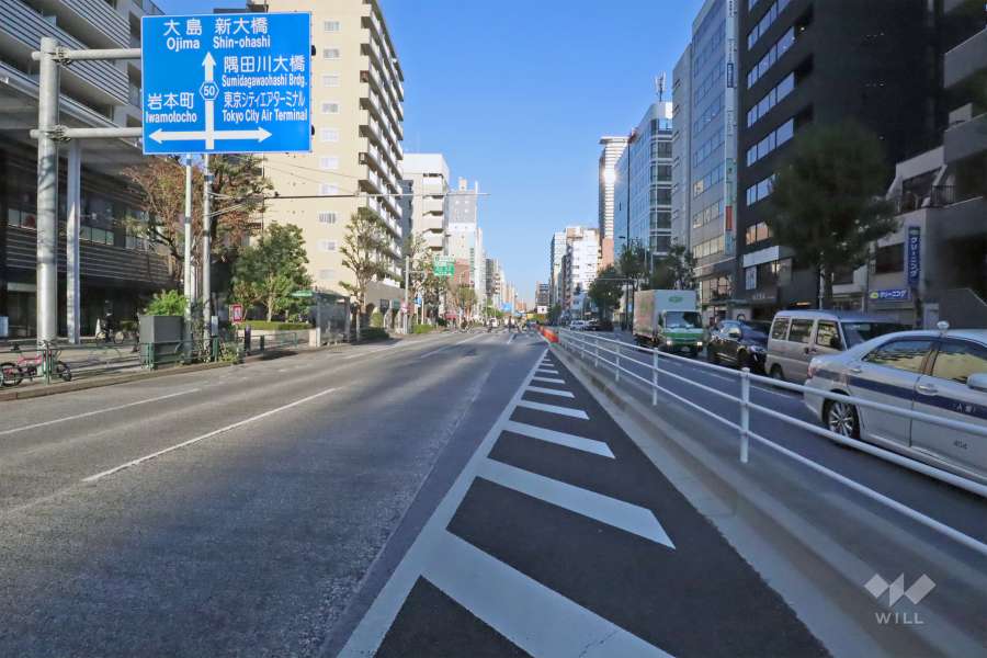 敷地南東側の前面道路は新大橋通りです(南西側から)。