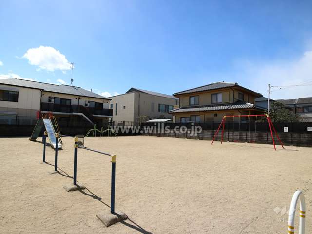 敷地南側の道路向かいにある公園