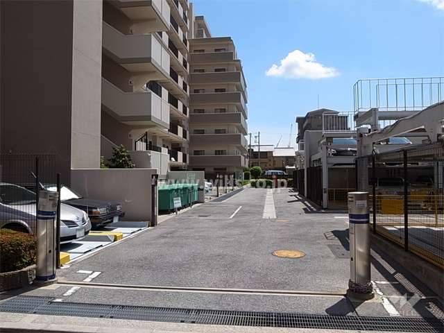 入り口にロボットゲートが設置された敷地内駐車場
