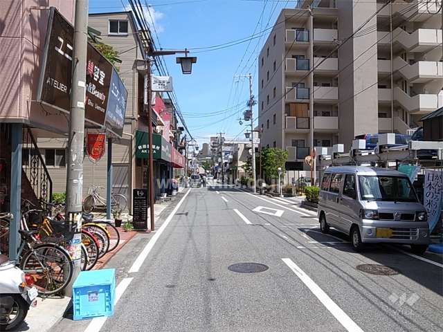 敷地北側の通りは商店が立ち並んでいます。