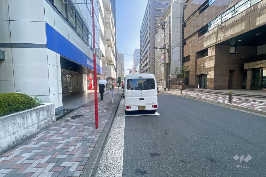 敷地南西側の前面道路（北西側から）