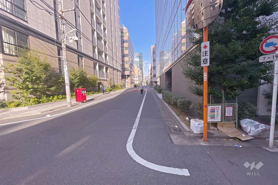 敷地北東側の前面道路（南東側から