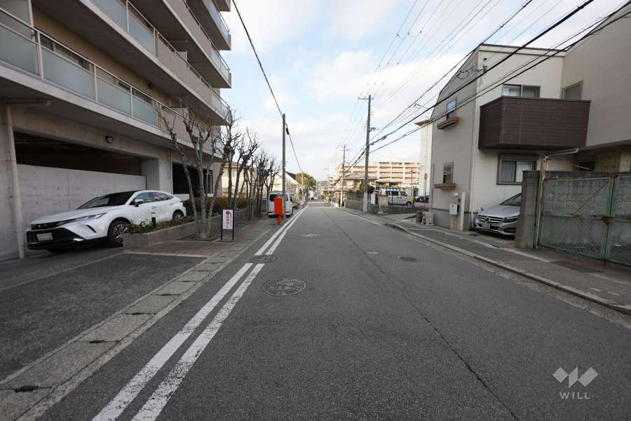 敷地東側の前面道路（南側から）