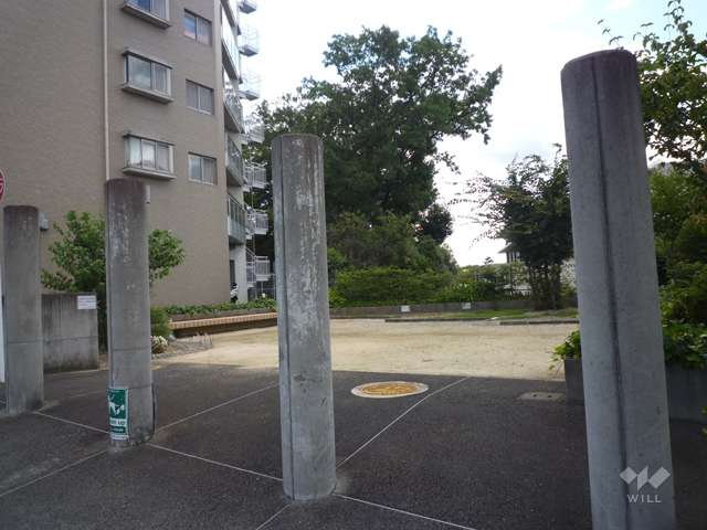 敷地北側に隣接して小さな公園があります。