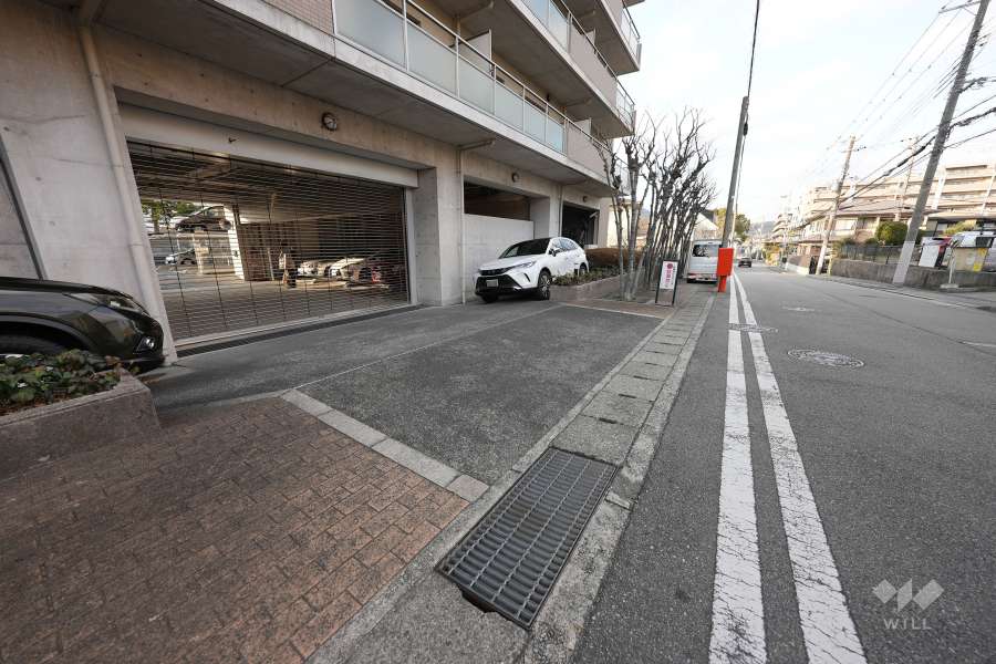 駐車場出入り口（ロボットゲート付き）