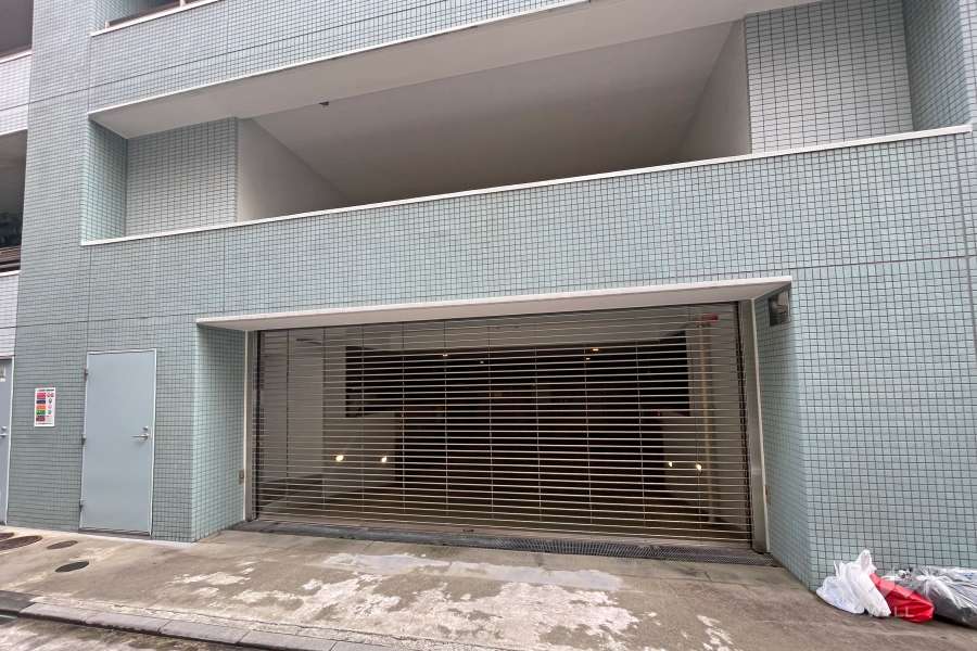 駐車場の出入り口（リングシャッター付き）