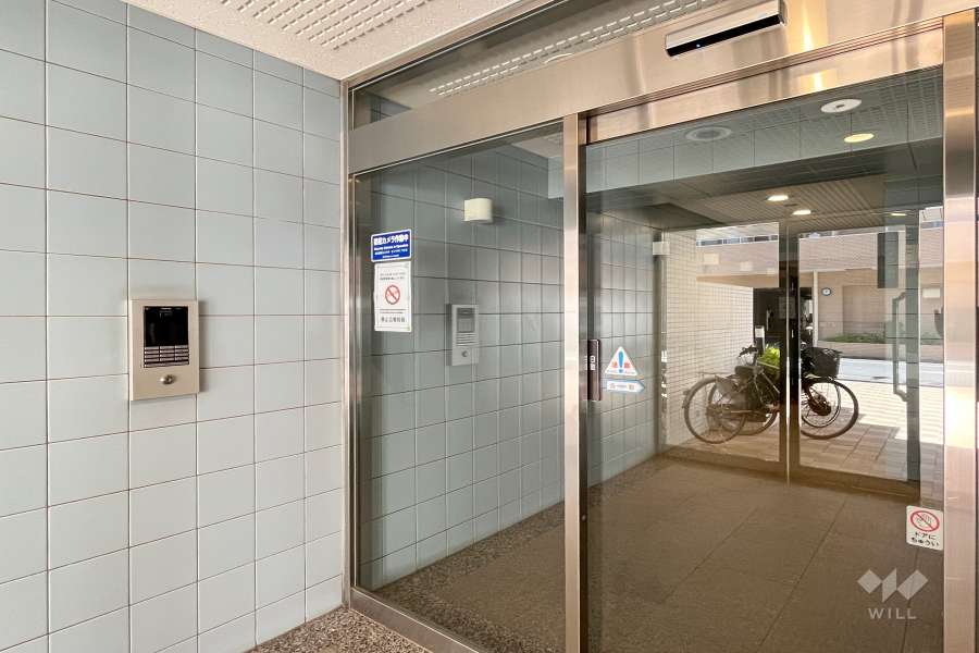 エントランスはオートロック付きです。