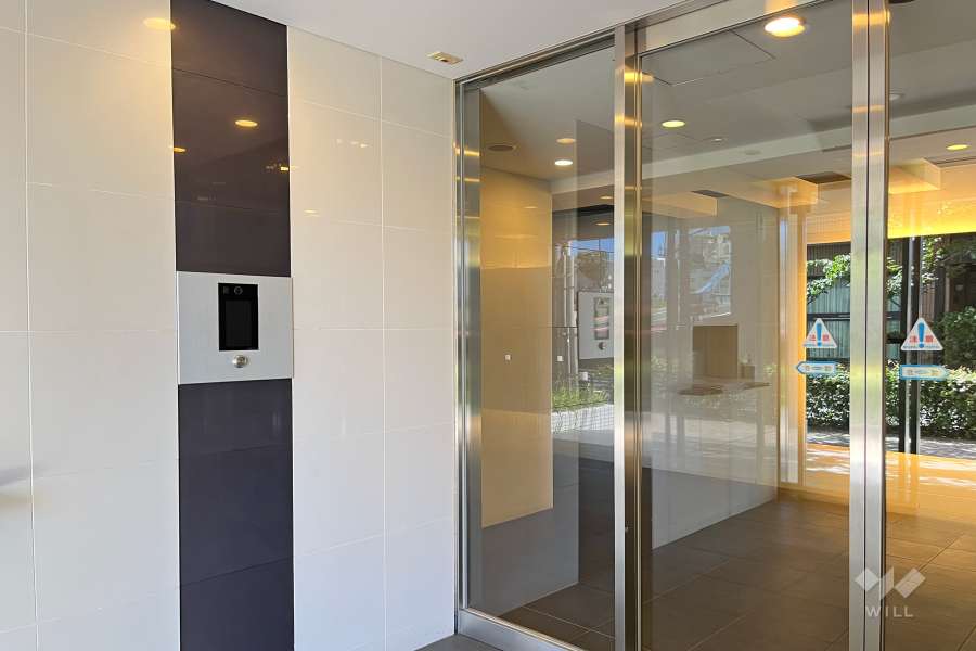 エントランスはオートロック付きです。