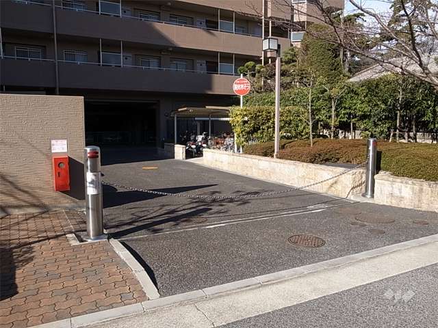 敷地内駐車場の入り口にはロボットゲートが付いています。