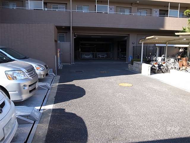 敷地内駐車場と駐輪場