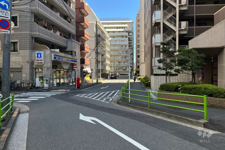 敷地の北東側前面道路（北西側から）