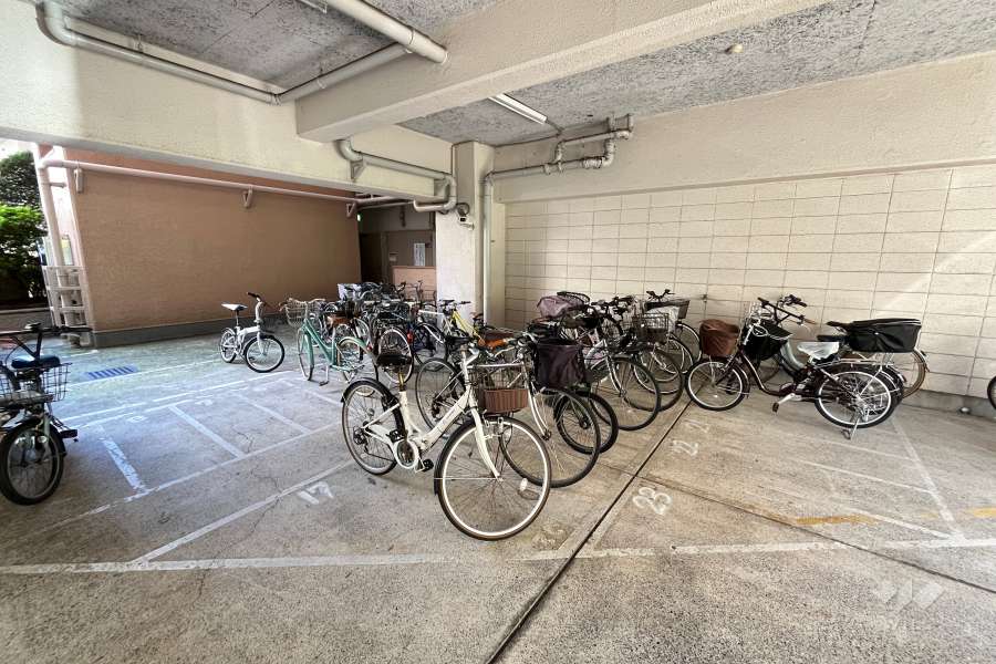 屋内に設けられた駐輪場