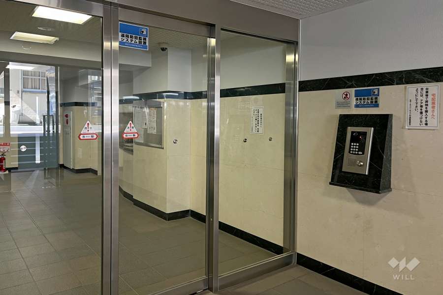 エントランスはオートロック付きです。