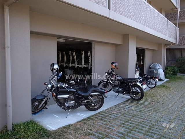 駐輪場とバイク置き場