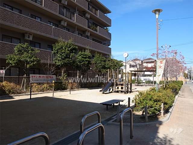 敷地東側、エントランス前に公園があります。