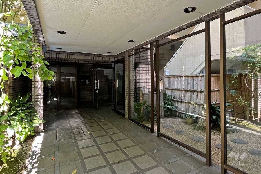 屋根やガラス窓のあるエントランスアプローチ
