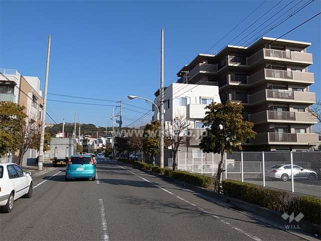 敷地西側の前面道路