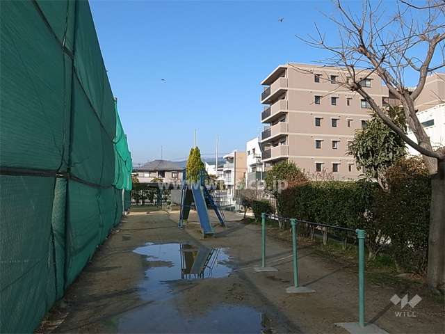 敷地の南東側には能登運動場があります。