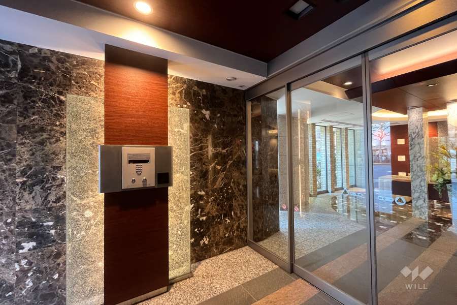 エントランスはオートロック付きです。