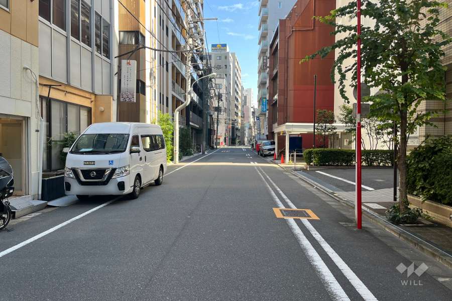 敷地の北側前面道路（西側から）