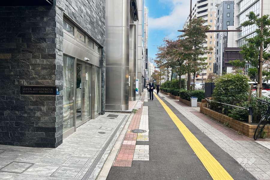 敷地の北西側前面道路（北東側から）